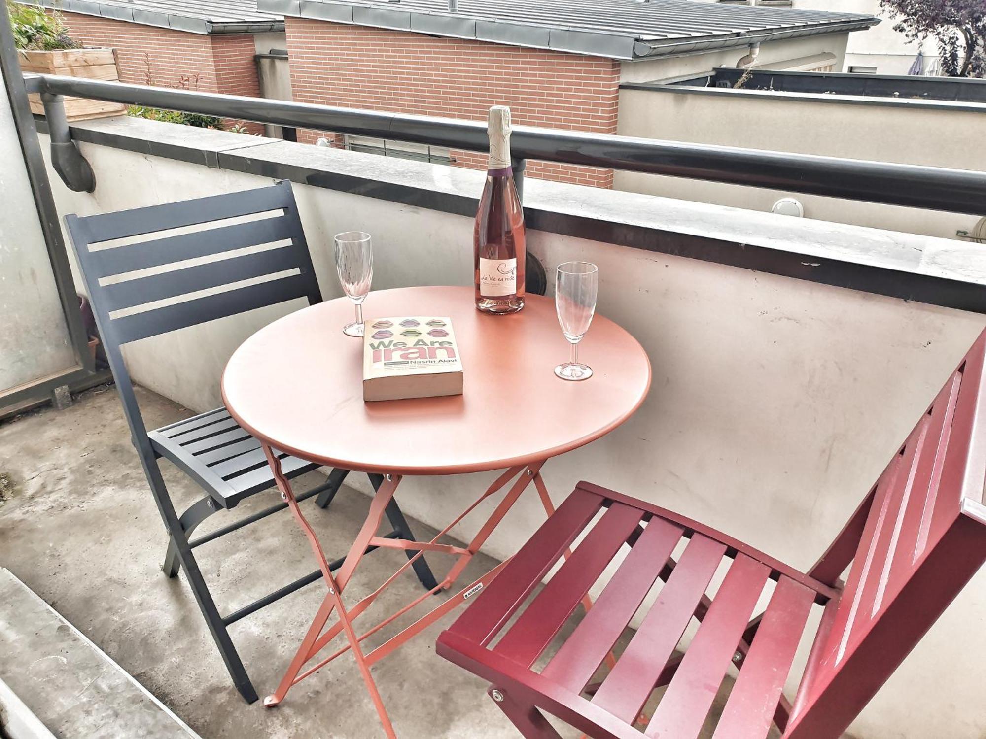 Spacieux Et Calme, Style Parisien, Toutes Commodites, Ideal Pour Un Sejour Authentique Saint-Denis  Luaran gambar